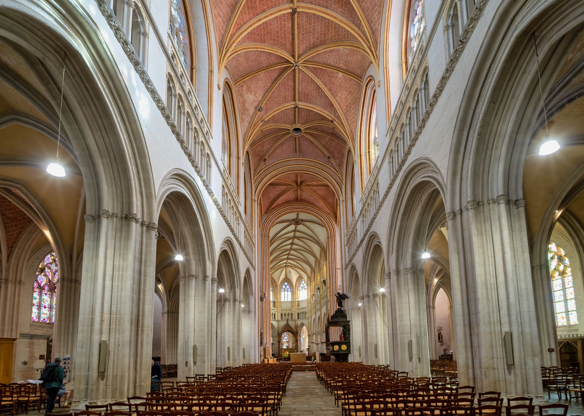 Der Knick der Achse ist im Innern der Cathédrale Saint-Corentin leicht zu erkennen.